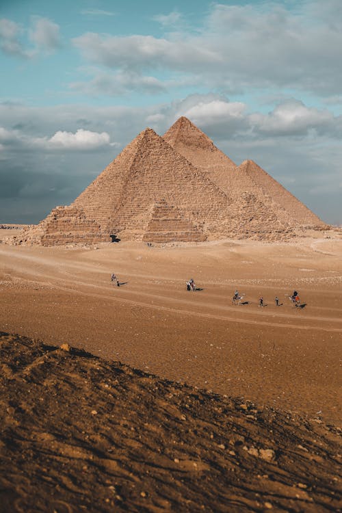 Cairo top tours to Giza Pyramids Egyptian Museum and Bazaar