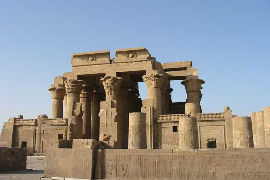 A private transfer from Aswan to Luxor with stops at Edfu and Kom Ombo temples